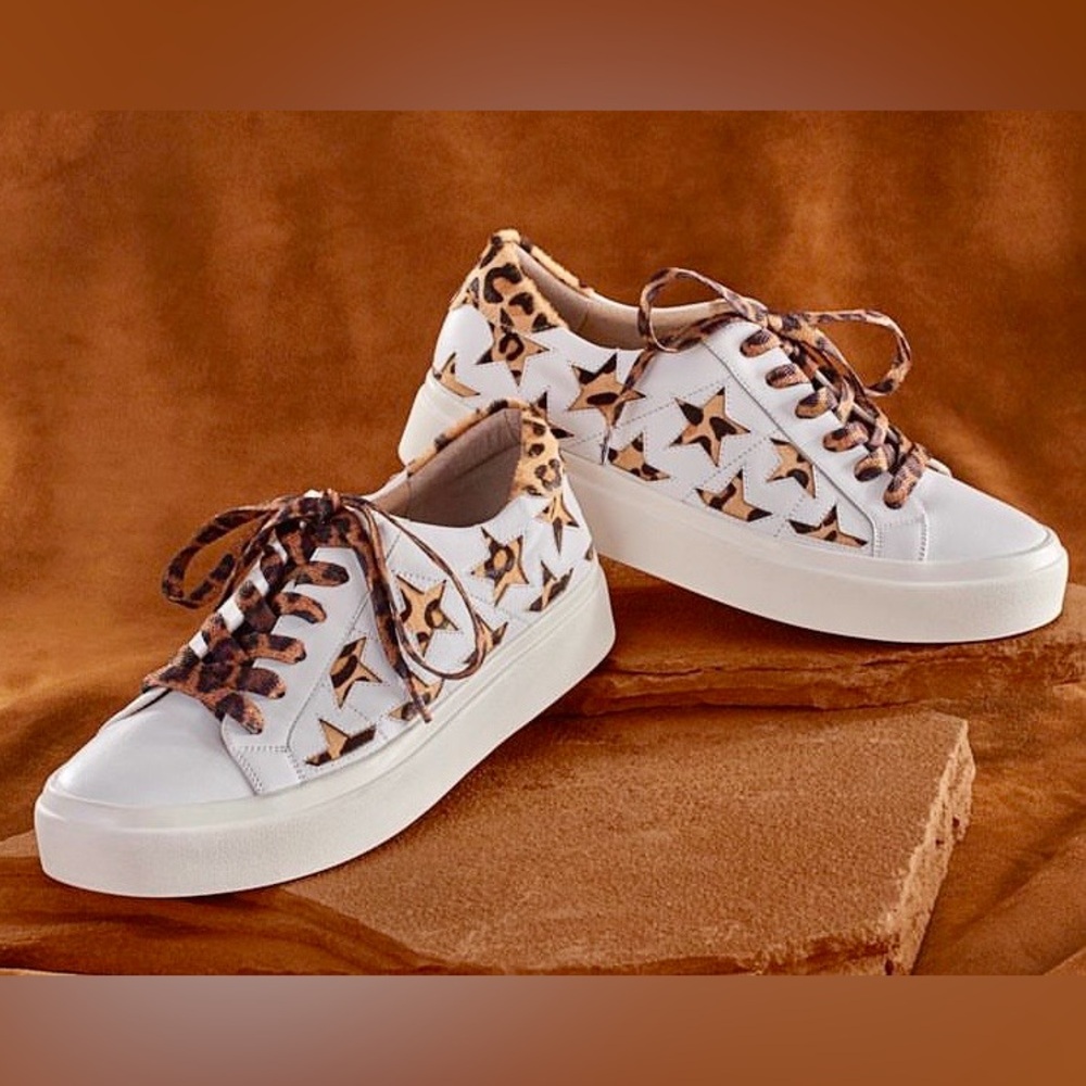 VANELI WOMEN'S YOLEN WHITE NAPPA WITH CAMEL CHAG, Size 9.5, NWOB.